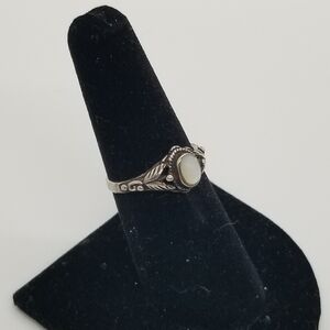 sterling silver ring with white glass cats eye and leaf detail size 6.75